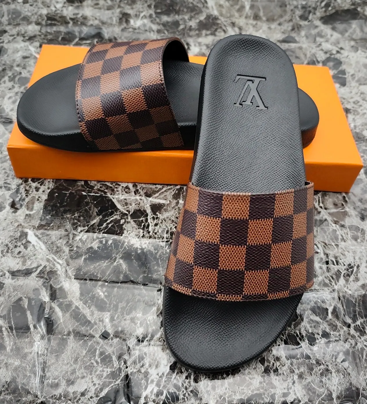 👟👟Ex-factory price 260👟👟 (available all year round), same style for men and women, size 35--48. Couple style🎗Louis Vuitton "LV" slippers, a much-anticipated one, so beautiful that it will melt your hearts❤! It is simply a masterpiece of extraordinary craftsmanship. It is a must-have for everyone. It is made by open mold. It feels Q-bounce and super soft on the feet. It is super delicate on the feet. It is an exclusive model. There are many layouts, so there is always one you like🎉🎉